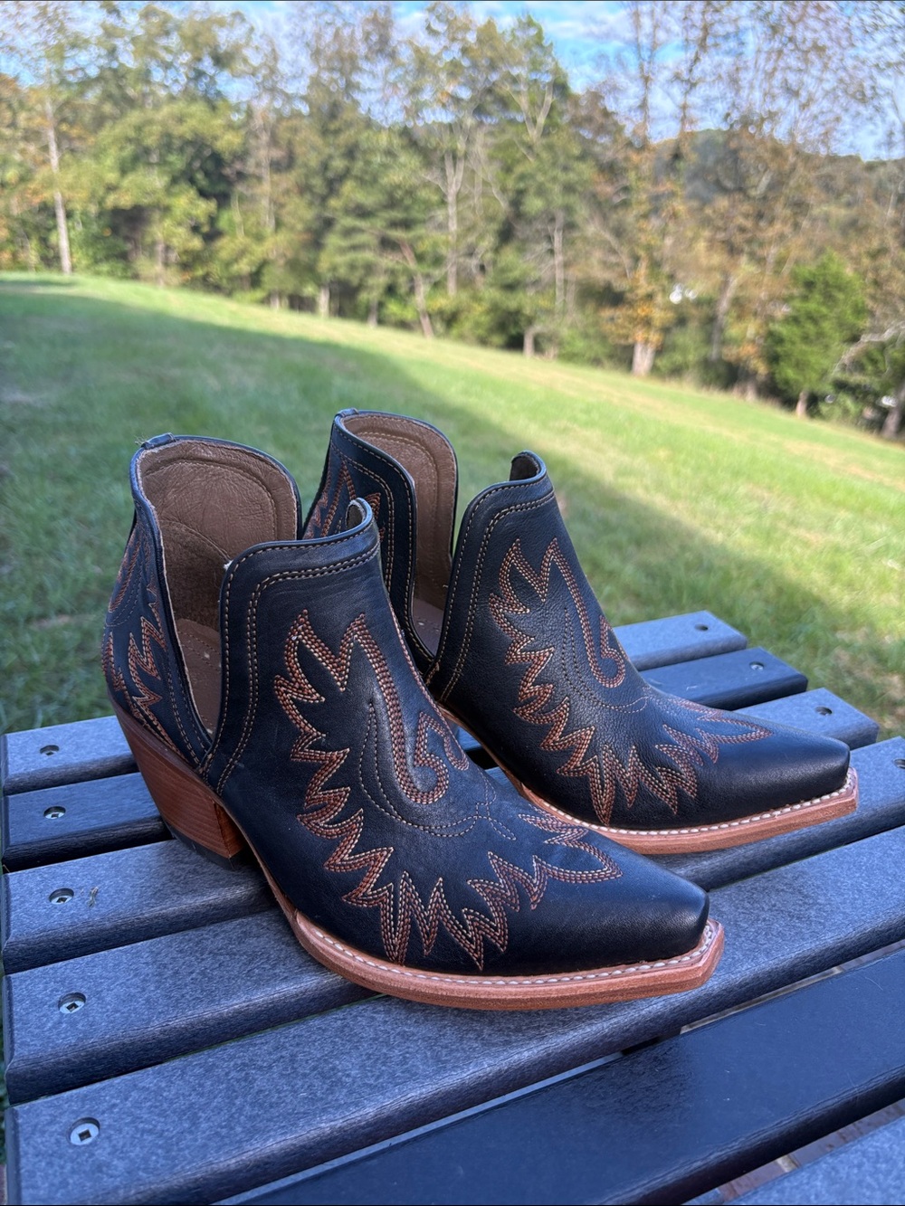 Ariat Dixon Black Leather Western Ankle Boots with Brown Stitching 8 1/2